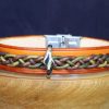 bracelet viking orange vert marron perle croisée Miðgarðsknutr, tannage végétal, l'âge du cuir, maroquinerie artisanale éthique et responsable, Dordogne, France