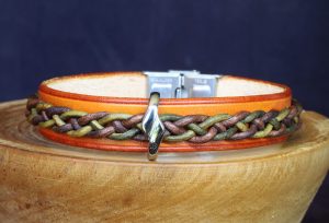bracelet viking orange vert marron perle croisée Miðgarðsknutr, tannage végétal, l'âge du cuir, maroquinerie artisanale éthique et responsable, Dordogne, France