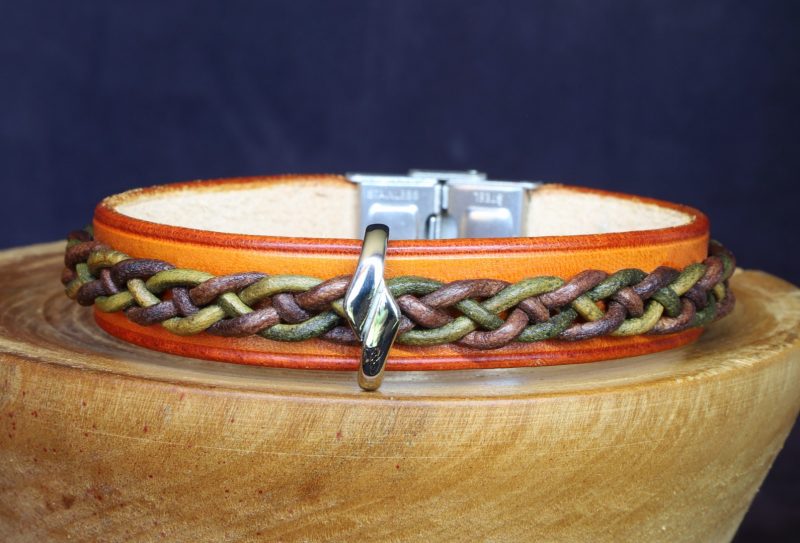 bracelet viking orange vert marron perle croisée Miðgarðsknutr, tannage végétal, l'âge du cuir, maroquinerie artisanale éthique et responsable, Dordogne, France