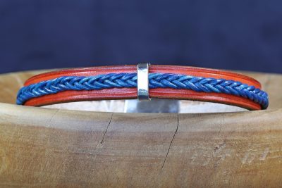 bracelet viking orange et bleu petite perle rectangulaire Eldblå, tannage végétal, l'âge du cuir, maroquinerie artisanale éthique et responsable, Dordogne, France