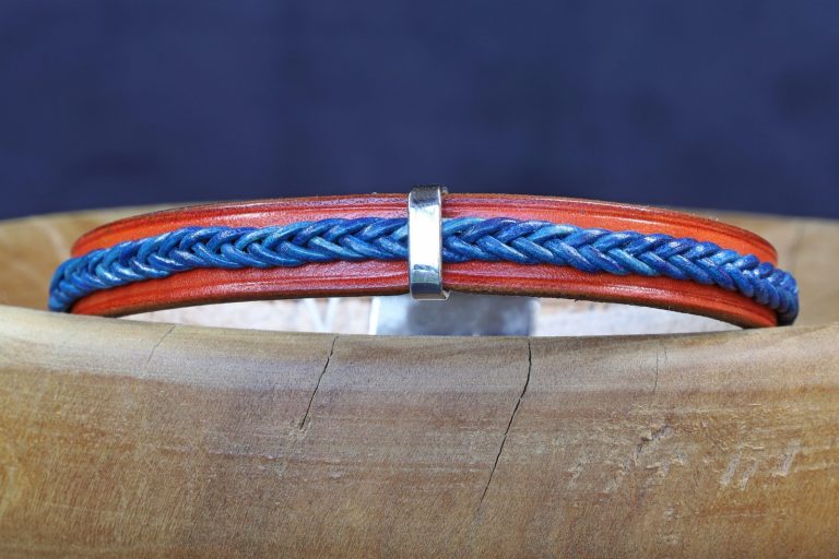 bracelet viking orange et bleu petite perle rectangulaire Eldblå, tannage végétal, l'âge du cuir, maroquinerie artisanale éthique et responsable, Dordogne, France