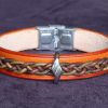 bracelet viking orange vert marron perle croisée Miðgarðsknutr, tannage végétal, l'âge du cuir, maroquinerie artisanale éthique et responsable, Dordogne, France