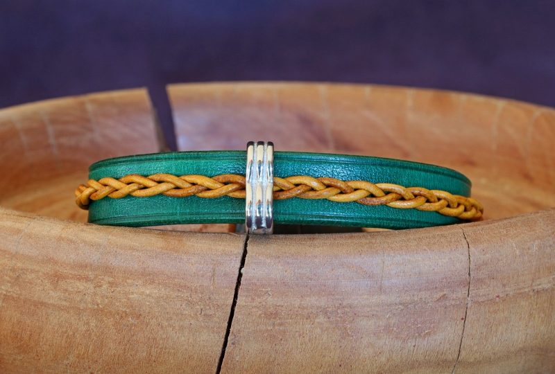 bracelet viking vert jaune Solgrønn 2, tannage végétal, l'âge du cuir, maroquinerie artisanale éthique et responsable, Dordogne, France