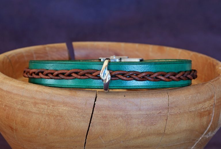bracelet viking vert marron Askvev, tannage végétal, l'âge du cuir, maroquinerie artisanale éthique et responsable, Dordogne, France