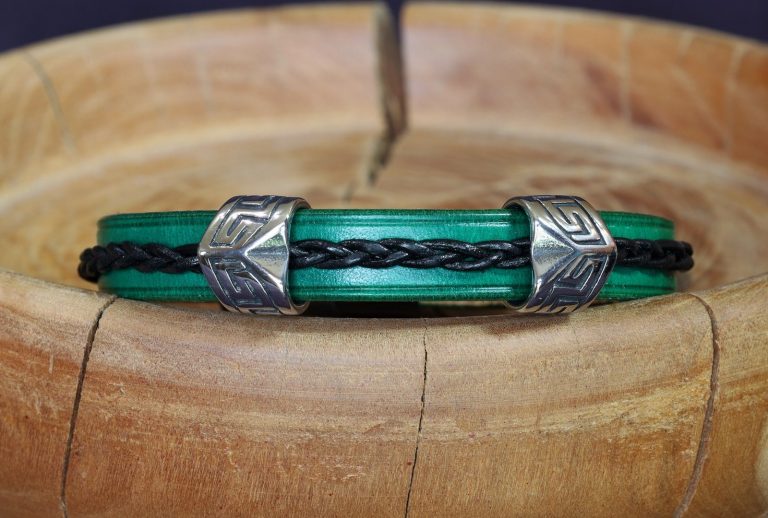 bracelet viking vert noir 2 perles triangulaires Nattgrøn, tannage végétal, l'âge du cuir, maroquinerie artisanale éthique et responsable, Dordogne, France