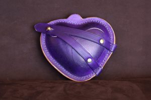 cadeau st valentin aumonière porte monnaie coeur violet, tannage végétal, l'Âge du Cuir, maroquinerie artisanale éthique et responsable, Dordogne, France