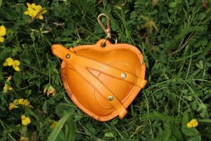cadeau st valentin aumonière porte monnaie coeur jaune, tannage végétal, l'Âge du Cuir, maroquinerie artisanale éthique et responsable, Dordogne, France