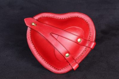 cadeau st valentin aumonière porte monnaie coeur rouge, tannage végétal, l'Âge du Cuir, maroquinerie artisanale éthique et responsable, Dordogne, France