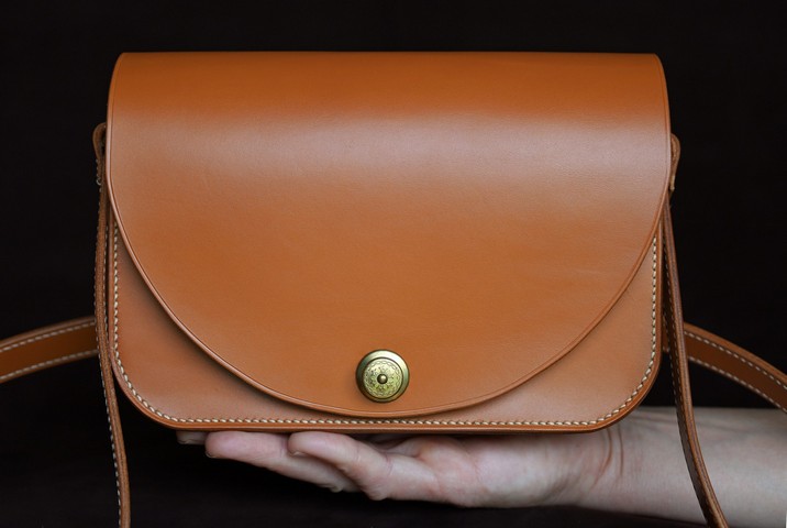 Sac Essentiel situation , tannage végétal, l'Âge du Cuir, maroquinerie artisanale éthique et responsable, Dordogne, France