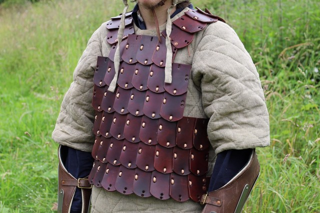 armure lamellaire cuir acajou, tannage végétal, l'Âge du Cuir, maroquinerie artisanale éthique et responsable, Dordogne, France