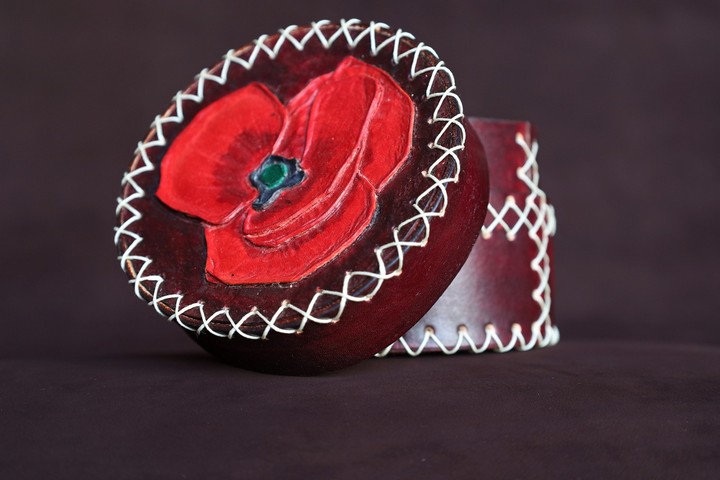 boîte bijou coquelicot, tannage végétal, l'Âge du Cuir, maroquinerie artisanale éthique et responsable, Dordogne, France