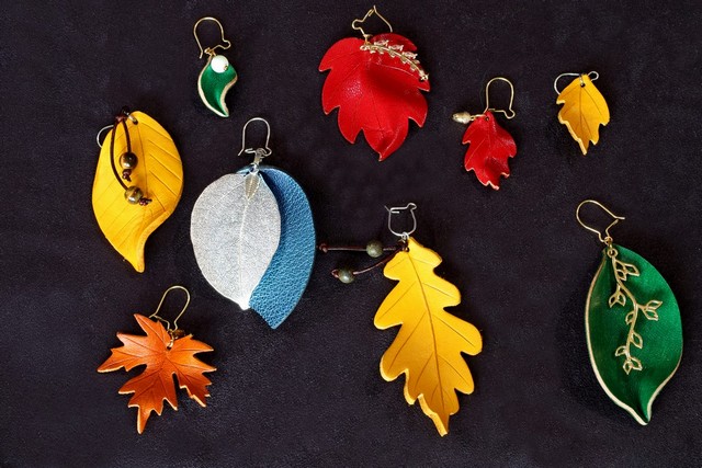 boucle d oreille feuille, tannage végétal, l'Âge du Cuir, maroquinerie éthique et responsable, Dordogne, France