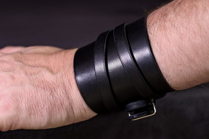 bracelet de force Vetr noir , tannage végétal, l'Âge du Cuir, maroquinerie artisanale éthique et responsable, Dordogne, France