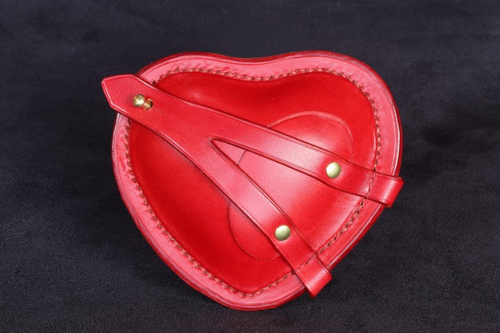 cadeau st valentin aumonière porte monnaie coeur rouge, tannage végétal, l'Âge du Cuir, maroquinerie artisanale éthique et responsable, Dordogne, France