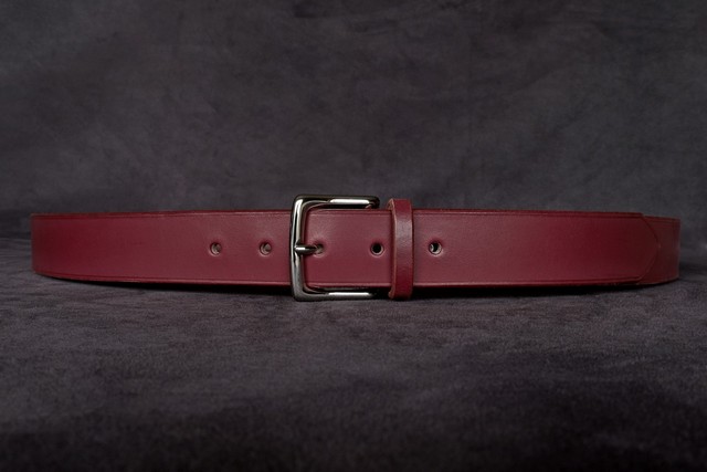 ceinture Livan cherry, tannage végétal, l'Âge du Cuir, maroquinerie artisanale éthique et responsable, Dordogne, France