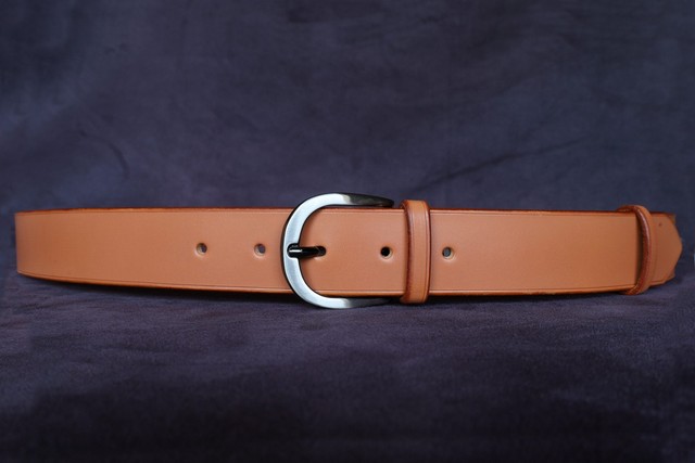 ceinture Cassian noisette, tannage végétal, l'Âge du Cuir, maroquinerie artisanale éthique et responsable, Dordogne, France
