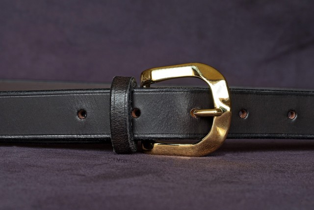 ceinture femme Orane ébène, tannage végétal, l'âge du cuir, maroquinerie artisanale éthique et responsable, Dordogne, France