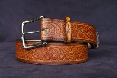 ceinture fleurs marron, tannage végétal, l'âge du cuir, maroquinerie artisanale éthique et responsable, Dordogne, France