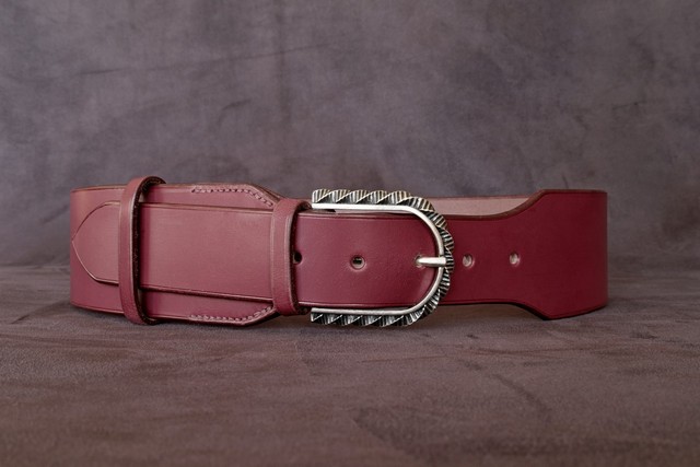 ceinture large femme iséa cherry, tannage végétal, l'Âge du Cuir, maroquinerie artisanale éthique et responsable, Dordogne, France