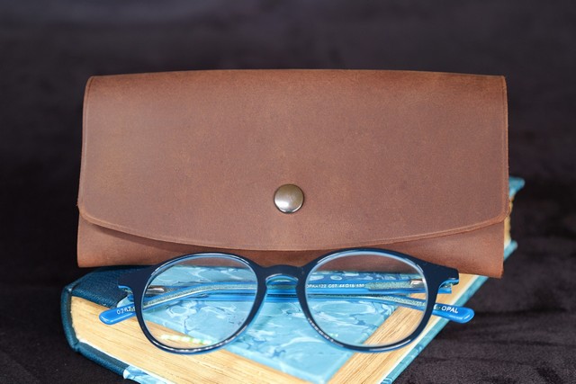 étui à lunette riveté, tannage végétal, l'Âge du Cuir, maroquinerie artisanale éthique et responsable, Dordogne, France