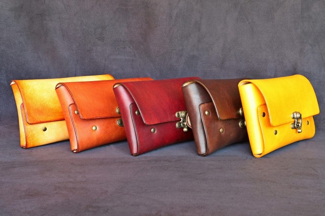 étui téléphone ceinture, tannage végétal, l'Âge du Cuir, maroquinerie artisanale éthique et responsable, Dordogne, France