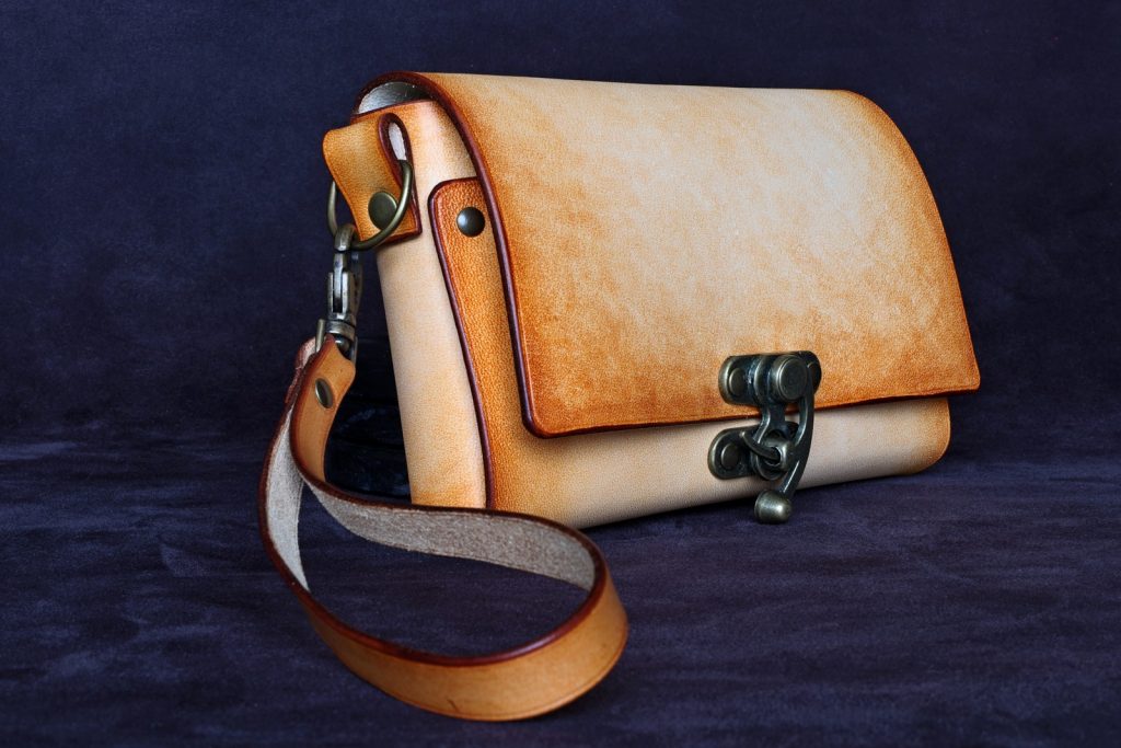 étui téléphone dragonne, tannage végétal, l'âge du cuir, maroquinerie artisanale éthique et responsable, Dordogne, France