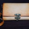 étui téléphone dragonne, tannage végétal, l'âge du cuir, maroquinerie artisanale éthique et responsable, Dordogne, France