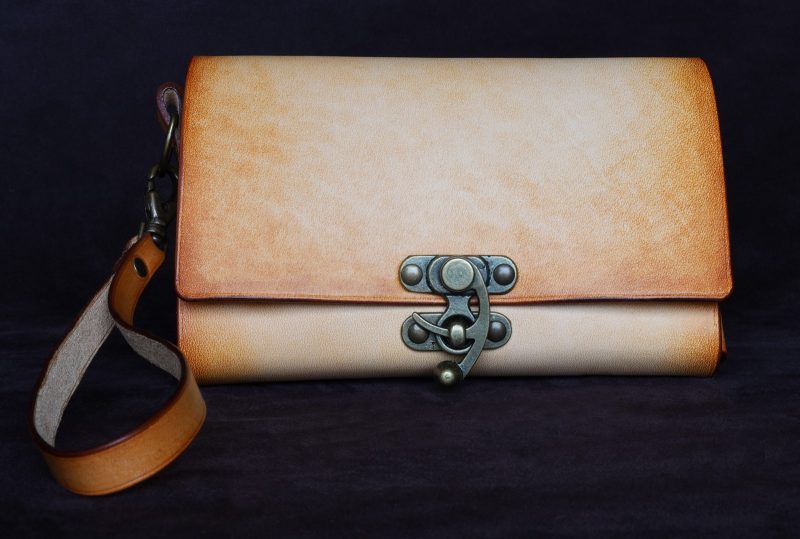 étui téléphone dragonne, tannage végétal, l'âge du cuir, maroquinerie artisanale éthique et responsable, Dordogne, France