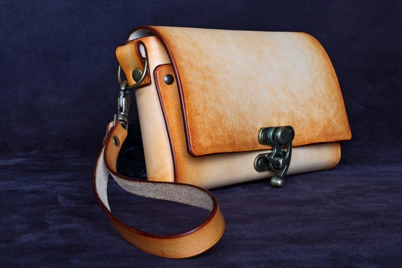 étui téléphone dragonne, tannage végétal, l'âge du cuir, maroquinerie artisanale éthique et responsable, Dordogne, France