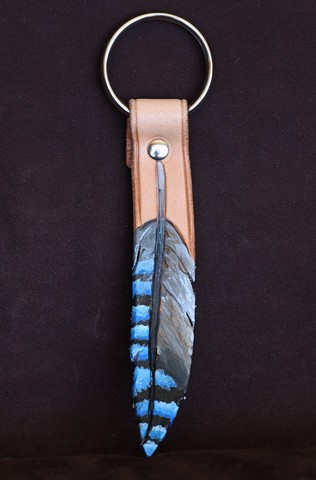 porte clef plume geai , tannage végétal, l'Âge du Cuir, maroquinerie artisanale éthique et responsable, Dordogne, France