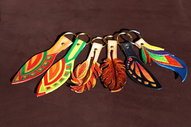 porte clefs plumes et papillons, tannage végétal, l'Âge du Cuir, maroquinerie artisanale éthique et responsable, Dordogne, France