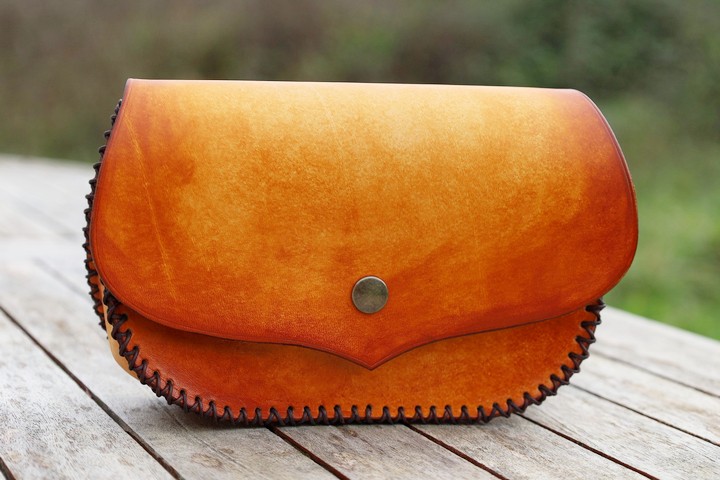 sacoche ceinture médiévale, tannage végétal, l'Âge du Cuir, maroquinerie artisanale éthique et responsable, Dordogne, France