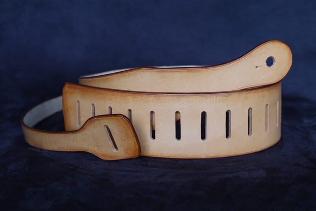 sangle guitare ou basse marron vieilli, tannage végétal, l'Âge du Cuir, maroquinerie artisanale éthique et responsable, Dordogne, France
