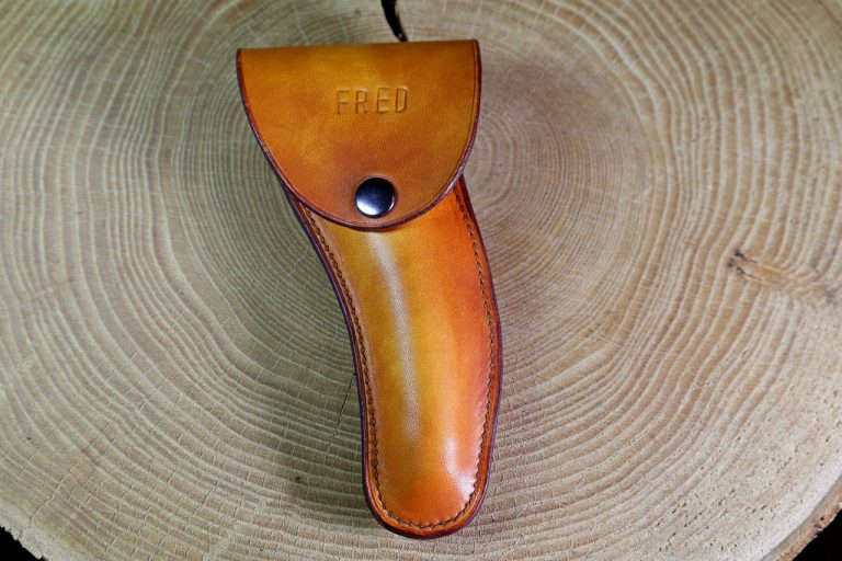 étui en cuir pour couteau à champignon, tannage végétal, l'Âge du Cuir, maroquinerie artisanale éthique et responsable, Dordogne, France