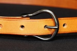 boucle de ceinture en laiton finition canon de fusil rotonda, tannage végétal, l'Âge du Cuir, maroquinerie artisanale éthique et responsable, Dordogne, France