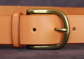boucle de ceinture en laiton couleur laiton vieilli , tannage végétal, l'Âge du Cuir, maroquinerie artisanale éthique et responsable, Dordogne, France